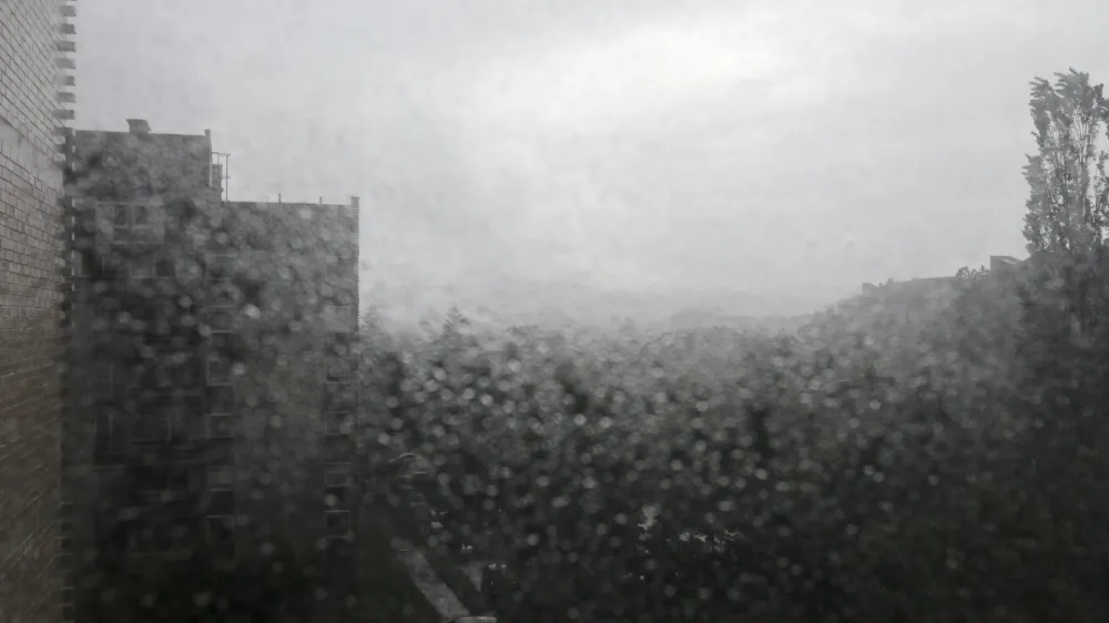 ﻿- 28.05.2019 - simbolična fotografija - nepremičnine, davek, stavba, najemnina, stanovanje, stanovanjski sklad, deževje - zarošeno okno - vlaga - prezračevanje     //FOTO: Jaka Gasar