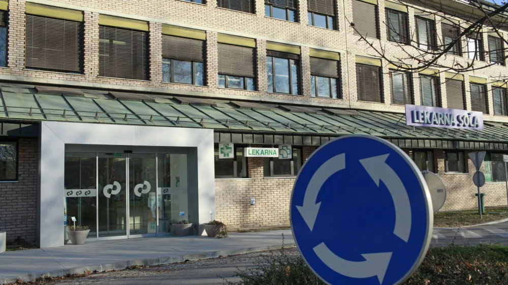 Lekarna URI Soča, Univerzitetni rehabilitacijski in&scaron;titut, Linhartova 51 v Ljubljani  - 28.11.2013 - protest lekarn - Večina lekarn po Sloveniji za eno uro protestno zaprla svoja vrata zaradi nespo&scaron;tovanja zakona o lekarni&scaron;ki dejavnosti, pri čemer v Lekarni&scaron;ki zbornici Slovenije izpostavljajo primer v Postojni, kjer Lekarna Ljubljana odpira svojo enoto.//FOTO: Luka Cjuha