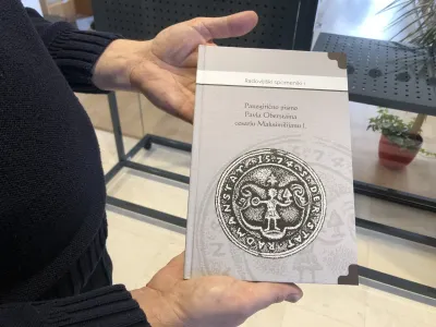 V radovljiški knjižnici je do konca marca na ogled izvirnik enega redkih ohranjenih prvih natisov hvalnice cesarju Maksimilijanu I. iz leta 1541. Panegirično pismo v Radovljici rojenega humanista Pavla Oberstaina velja za najstarejše znano tiskano besedilo, ki ga je napisal Radovljičan, širše pomembno pa je, ker datira v čas pred Trubarjem.