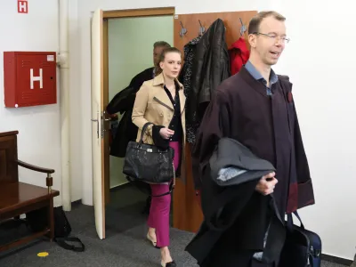 - Julija Adlešič in odvetnik Žiga Podobnik. 26.03.2024. - Sojenje Juliji Adlešič in Sebastijanu Abramova zaradi goljufije na Okrajnem sodišču v Ljubljani. Foto: Bojan Velikonja