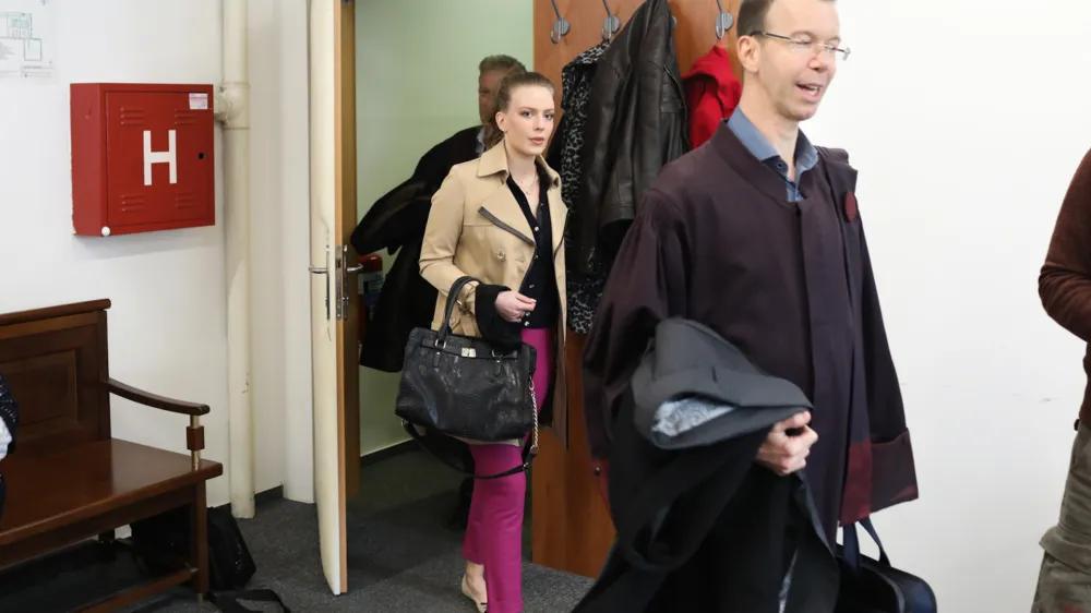 - Julija Adlešič in odvetnik Žiga Podobnik. 26.03.2024. - Sojenje Juliji Adlešič in Sebastijanu Abramova zaradi goljufije na Okrajnem sodišču v Ljubljani. Foto: Bojan Velikonja