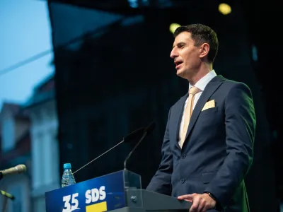 Ljubljana, Kongresni trg.<br>Shod proti politiki aktualne vlade v organizaciji stranke SDS.<br>Poslanec SDS Andrej Kosi. 