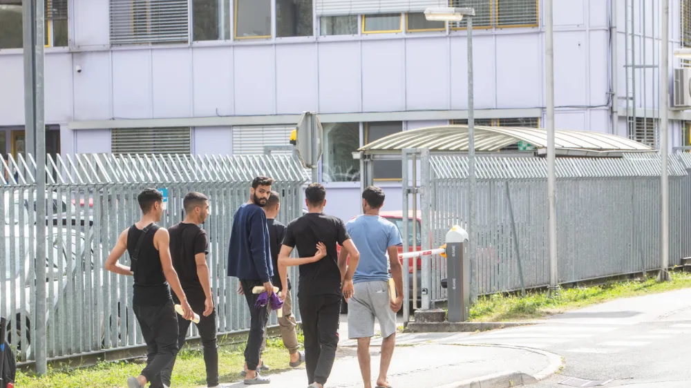 - migranti -- prezasedenosti azilnega doma - sprejme lahko največ 350 ljudi, trenutno jih je tam že 1200 - 15.09.2023 – Azilni dom Ljubljana - Urad Vlade republike Slovenije za oskrbo in integracijo Migrantov, Cesta v Gorice 15 v Ljubljani -Vič //FOTO: Bojan Velikonja