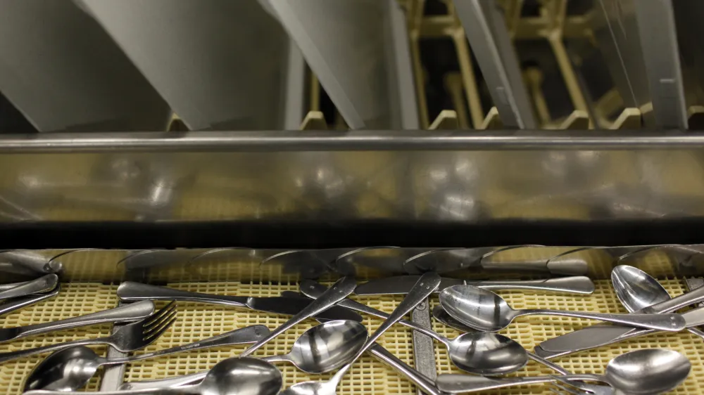 ﻿- centralna kuhinja,jedilni pribor, nož, vilica, žlica, pladenj- Univerzitetni klinični center (UKC) Ljubljana 2013 - podzemlje - kletni prostori//FOTO: Jaka Gasar