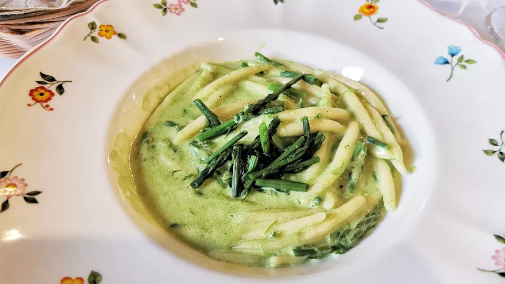 Testenine s &scaron;parglji / Foto: Miha First