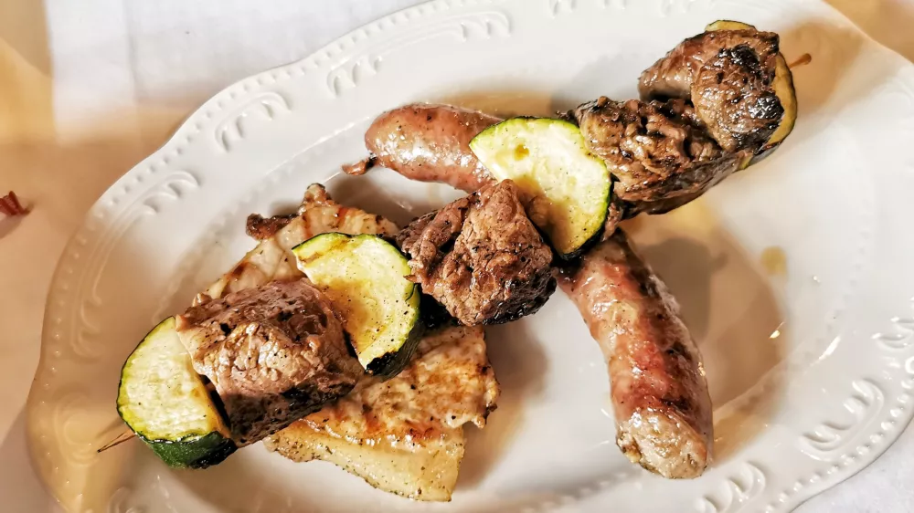 Kombinacija: ombolo, istrska klobasica in goveji ražnjiči z bučkami / Foto: Miha First