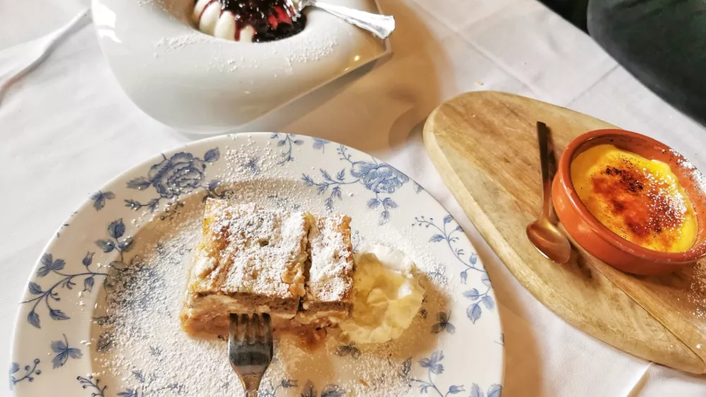 Gibanica, panakota in krembrule / Foto: Miha First