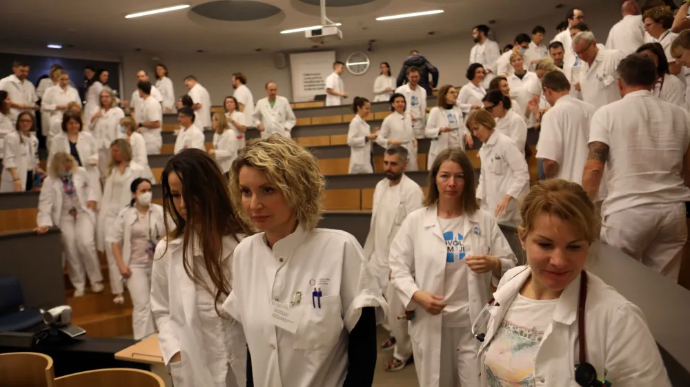 - 15.01.2024 - stavka Sindikata zdravnikov in zobozdravnikov Slovenije – protest zaradi neuresničenih zavez vlade iz že sklenjenih sporazumov - zbor zaposlenih na Onkološkem inštitutu Ljubljana//FOTO: Tomaž Skale