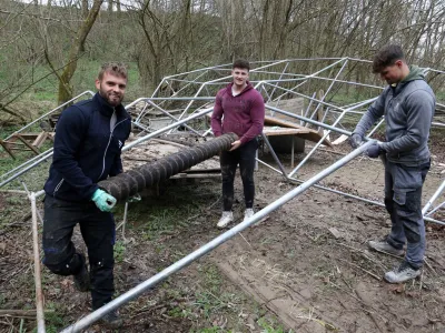 Ekipa je v Zakletem bajerju, ki je med najbolj priljubljenimi deli Orehovega gaja, pospravljala posledice avgustovskih poplav. Foto: Tomaž Skale
