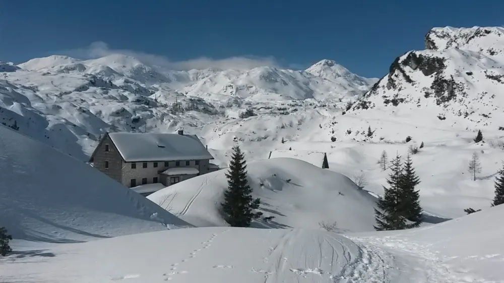 Nadškofija želi nazaj tudi slabih dva tisoč hektarjev zemljišč in nekaj objektov na območju med Kočo pod Bogatinom (na fotografiji) in Kočo pri Triglavskih jezerih, vendar po dobrih treh desetletjih še vedno ni jasno, ali je sploh denacionalizacijska upravičenka. Foto: spletna stran PD Srednja vas v Bohinju