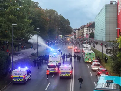- Celov&scaron;ka cesta, solzivec- 05.10.2021- protestni shod v Ljubljani - protest nasprotnikov uvajanja covid ukrepov PCT (preboleli, cepljeni, testirani) - vlada je prvič v zgodovini samostojne Slovenije aktivirala 9. člen Zakona o nalogah in pooblastilih policije, da zaradi velike verjetnosti huj&scaron;ih kr&scaron;itev javnega reda pred vrhom EU-Zahodni Balkan za dva dni omeji oz. prepove gibanje v Ljubljani, na Bledu in v okolici Brda pri Kranju/FOTO: Bojan Velikonja