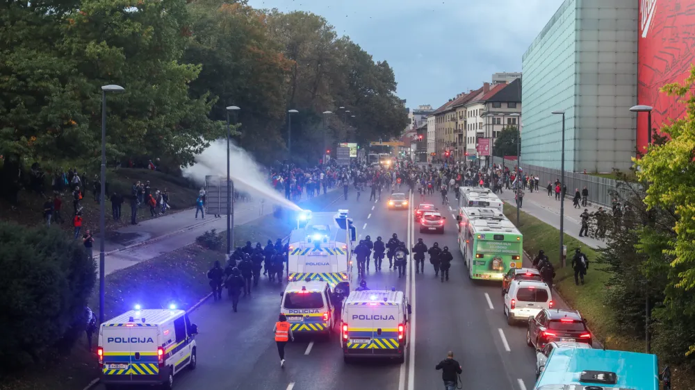- Celov&scaron;ka cesta, solzivec- 05.10.2021- protestni shod v Ljubljani - protest nasprotnikov uvajanja covid ukrepov PCT (preboleli, cepljeni, testirani) - vlada je prvič v zgodovini samostojne Slovenije aktivirala 9. člen Zakona o nalogah in pooblastilih policije, da zaradi velike verjetnosti huj&scaron;ih kr&scaron;itev javnega reda pred vrhom EU-Zahodni Balkan za dva dni omeji oz. prepove gibanje v Ljubljani, na Bledu in v okolici Brda pri Kranju/FOTO: Bojan Velikonja