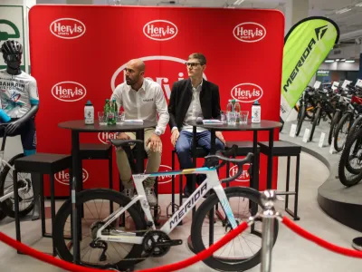 - Matej Mohorič, kolesar.- Sonny Colbrelli, biv&scaron;i kolesar, sedaj &scaron;portni direktor ekipe Bahrain Victorius.- 26.03.2024. - Medijski dogodek v luči predstavitve tekmovalne kolesarske sezone ekipe Bahrain Victorious, predstavila sta se Matej Mohorič in Sonny Colbrelli; trgovina Hervis v nakupovalnem centru Citypark.//FOTO: Bojan Velikonja