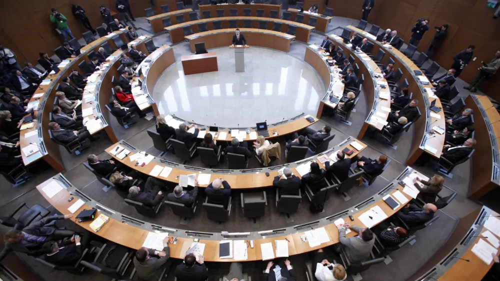 poslanska dvorana - državni zbor<br><br><br>- 7. izredna seja Državnega zbora (DZ) 2012 - poslanci potrjevali ministrsko ekipo nove vlade Janeza Jan&scaron;e in razpisali referendum o družinskem zakoniku - 25. marca,   //FOTO: Luka Cjuha