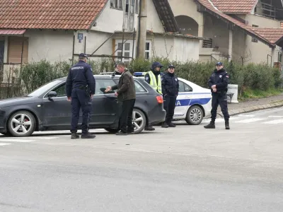 Policisti preiskujejo vse, ki so na območju. Preiščejo vozila, identificirajo voznike. 