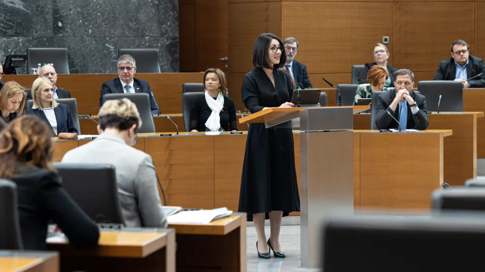 Ljubljana, DZ.<br>Nadaljevanje seje DZ, na kateri so obravnavali interpelacijo o delu in odgovornosti ministrice za digitalno preobrazbo Emilije Stojmenove Duh.<br>Ministrica za digitalno preobrazbo Emilija Stojmenova Duh.