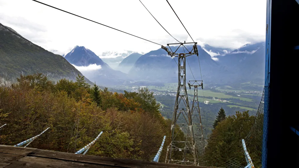 ATC smuči&scaron;če Kanin - postaja B - gondolska žičnica - gondola - - POSOČJE 2013 - upad povpra&scaron;evanja po turističnih zmogljivostih - turizem //FOTO: Bojan Velikonja OPOMBA: ZA OBJAVO V PRILOGI &ndash; DNEVNIKOV OBJEKTIV - REPORTAŽA 2013