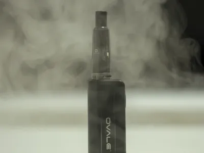 Elektronskim cigaretam prav zaradi arom vse bolj podlegajo predvsem mladi.