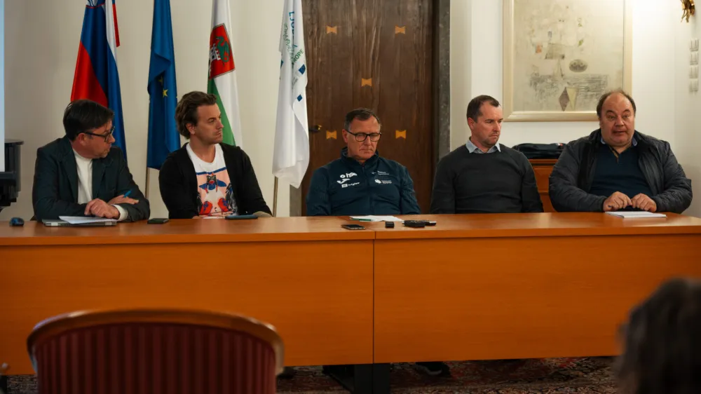 Evropsko prvenstvo v slalomu v Tacnu so predstavili (z desne) Jakob Marušič, Marko Kolenc, Andrej Jelenc, Gašper Pavli in Rok Šinkovec. 