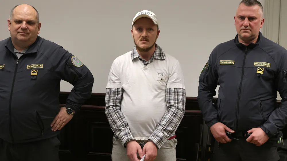 Petintridesetletni Boris Močnik je svojo vlogo v ropu priznal, partnerko Katjo Kupšek pa razbremenil.