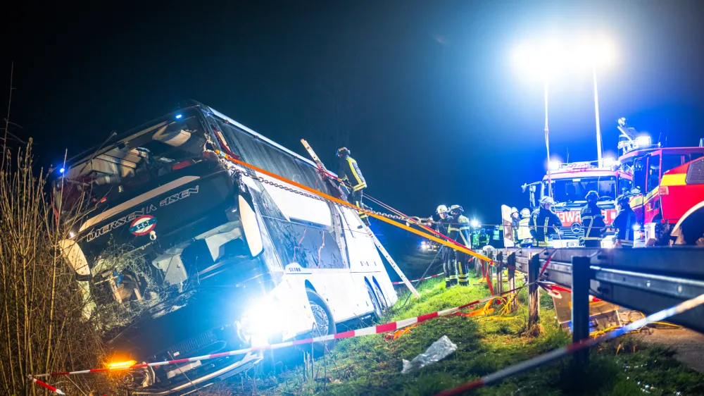 29 March 2024, North Rhine-Westphalia, Werl: Firefighters work at the scene of an accident on Highway 44 (A44) where more than 20 people were injured. Photo: Daniel Schröder/dpa
