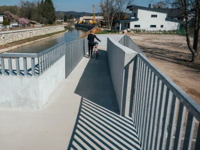 Kolesarji morajo za prečkanje brvi sestopiti s kolesa. Na staro brv so se zapeljali brez težav. 