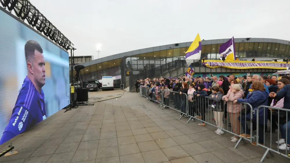 Maribor - nogomet Nk Maribor inNk Radomlje - navijači pred stadionom - igranje brez navijačev