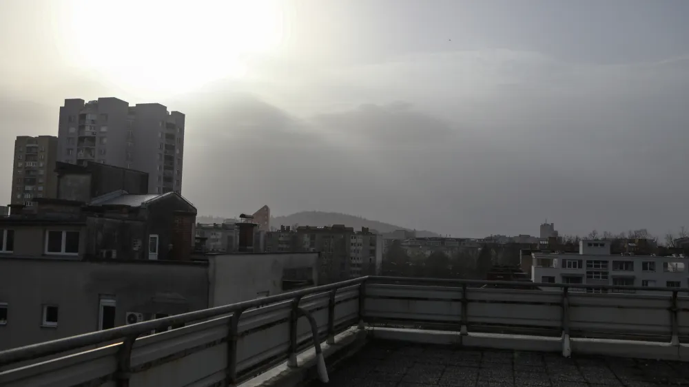 ﻿<br><br><br>- 27.03.2020 -Onesnažena Ljubljana - Evropo zajel saharski prah, mejne vrednost PM10 - zeelo visoka onesnaženost zraka s saharskih prahom nad Slovenijo. FOTO: Luka Cjuha