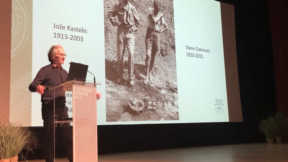 »Na razstavi želimo pokazati celoten koncept Blejskega kota s poudarkom na grajskem hribu,« je na predstavitvi nove razstave dejal vodja arheološkega oddelka v Narodnem muzeju Slovenije Boštjan Laharnar. 