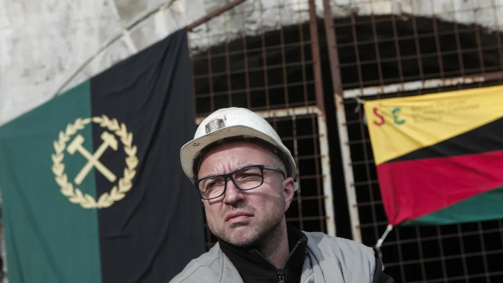 - predsednik stavkovnega odbora LTH Anton Lisec pred odhodom v jamo<br><br><br>- 10.3.2014 Hrastnik - stavka rudarjev RTH - Rudnik Trbovlje-Hrastnik - rudarji začeli s stavko v jami - stavkajoči niso prejeli januarskih plač v celoti - zahtevali izplačilo preostanka januarskih plač, kar zna&scaron;a 280.000 evrov, in prvih odpravnin, skupaj okoli 0,5 milijona evrov.    //FOTO: Luka Cjuha.