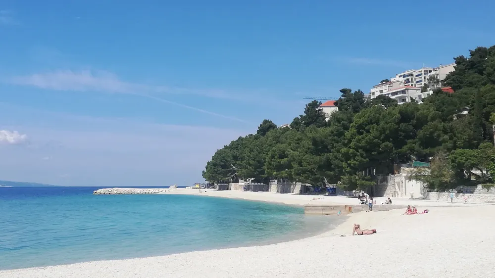 Prireditev Prvomajska zarja v Ba&scaron;ki Vodi že od nekdaj privabljala veliko obiskovalcev, zaradi praznikov in podalj&scaron;anega vikenda pa je bila Dalmacija polna tudi slovenskih gostov. Poleg jutranje budnice lokalne godbe in deljenja nageljnov po promenadi, je množica spremljala dirko oslov, kasneje tudi natakarjev. Najbolj pogumni pa so se v borbi za jagnje posku&scaron;ali povzpeti do njega po naoljenem drogu