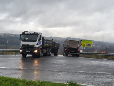 Tovornjaki nenehno odvažajo izkopani material z gradbišč (na fotografiji Dekani).