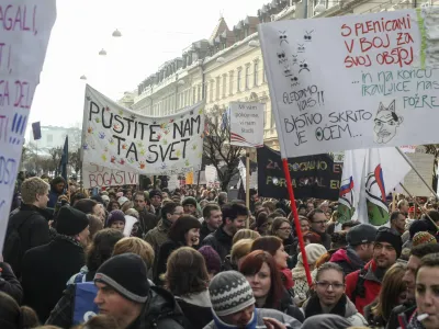 ﻿- Splošna stavka v javnem sektroju 2013 - protest zaradi predvidenega znižanja mase sredstev za plače v javnem sektorju, kar bi imelo za posledico tudi odpuščanje zaposlenih.- javni sektor -     //FOTO: Jaka Gasar