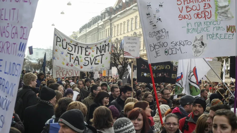 ﻿- Splošna stavka v javnem sektroju 2013 - protest zaradi predvidenega znižanja mase sredstev za plače v javnem sektorju, kar bi imelo za posledico tudi odpuščanje zaposlenih.- javni sektor -     //FOTO: Jaka Gasar