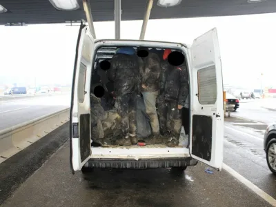 Slovenski zapori pokajo po šivih tudi zaradi nesporazmerno povečanih kazni za tihotapce migrantov. 