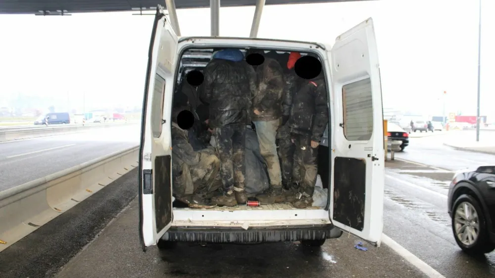 Slovenski zapori pokajo po šivih tudi zaradi nesporazmerno povečanih kazni za tihotapce migrantov. 