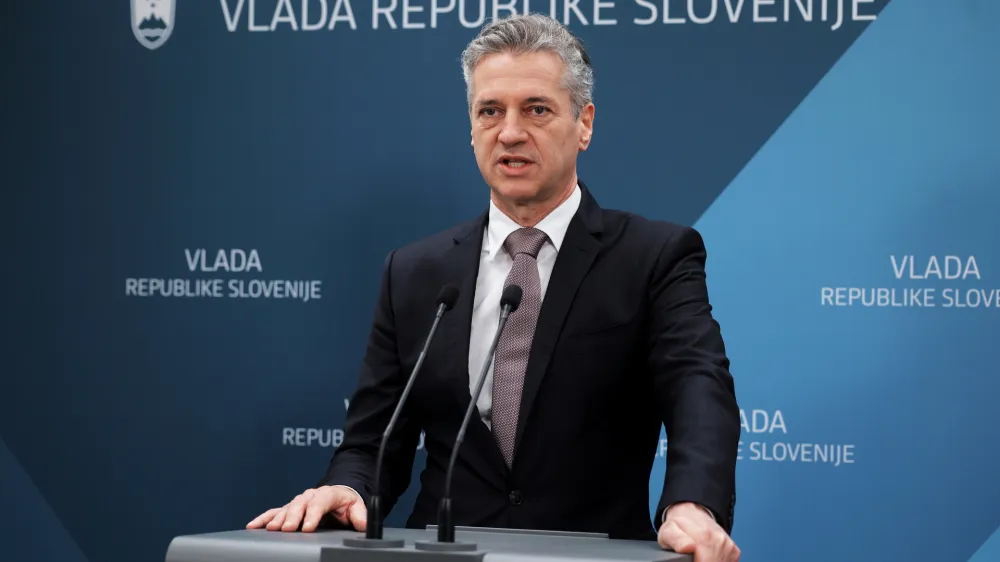 Ljubljana, vlada.<br>Izjava za medije o aktualnih razmerah v zdravstvu.<br>Predsednik vlade Robert Golob.