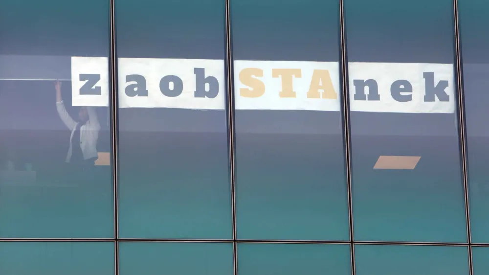 - zaposleni na stavbi STA odstranili napis - zaobSTAnek -<br><br>- 27.01.2023 - Slovenska tiskovna agencija (STA) - odstranitev napisa zaobSTAnek, enega od dveh gesel boja za stabilno financiranje STA, z oken prostorov STA, ki so ga zaposleni umaknili po podpisu pogodbe o financiranju javne službe za letos, Tivolska cesta 48 v Ljubljani<br><br>//FOTO: Tomaž Skale<br>