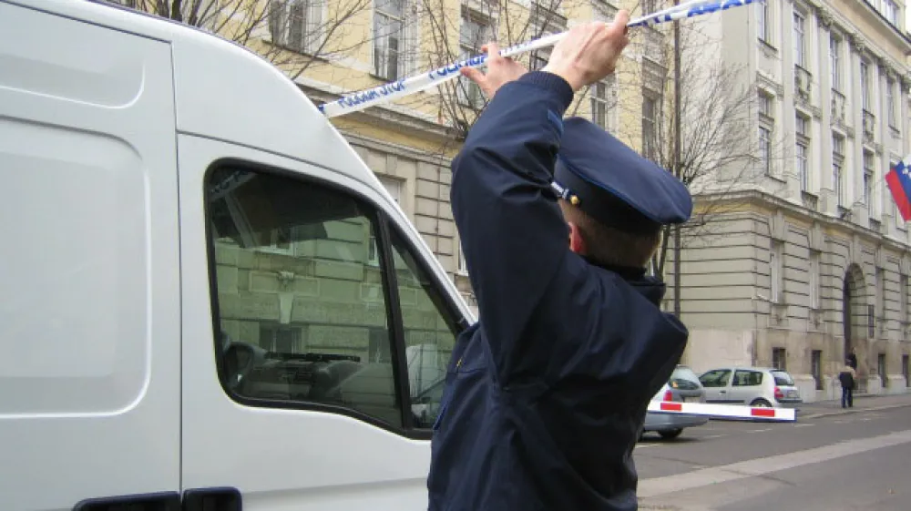 Posebna enota psi mariborsko sodišče bomba grožnja<br>opomba: samo za objavo v Diretku