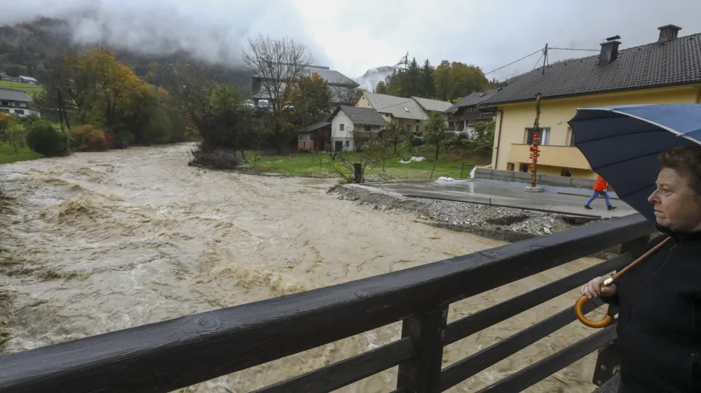 Ko na Arso izdajo opozorilo pred vremenskimi neprilikami, o tem obvestijo državljane, medije in upravo za zaščito in reševanje, ta pa ga posreduje naprej po svoji adremi. Tudi uprava javnost obvešča preko Centra za obveščanje in regijskih centrov, obvestilo pa se širi po državi preko tradicionalnih medijev. 