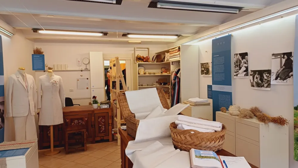 Razstava obiskovalca popelje skozi zgodovino platnarstva na Škofjeloškem.