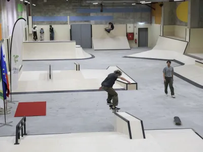 - indoor skate park - sk8- 04.04.2024 - Center urbanih športov Stožice je prvi pokriti javni prostor, namenjen urbanim športom v Sloveniji. Namenjen je športnikom in rekreativcem - rolkarjem, rolarjem in kotalkarjem ter voznikom BMX freestyle koles in skirojev - ki bodo lahko tu celo leto izvajali različne trike. Center ima kar 1.350 m2 površin, razdeljenih na poligon s street elementi, ki posnemajo robnike, stopnice in druge elemente v urbanem okolju, ter na poligon s flow elementi, kjer so urejene valovite klančine //FOTO: Jaka Gasar