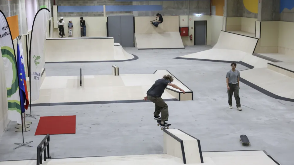- indoor skate park - sk8- 04.04.2024 - Center urbanih športov Stožice je prvi pokriti javni prostor, namenjen urbanim športom v Sloveniji. Namenjen je športnikom in rekreativcem - rolkarjem, rolarjem in kotalkarjem ter voznikom BMX freestyle koles in skirojev - ki bodo lahko tu celo leto izvajali različne trike. Center ima kar 1.350 m2 površin, razdeljenih na poligon s street elementi, ki posnemajo robnike, stopnice in druge elemente v urbanem okolju, ter na poligon s flow elementi, kjer so urejene valovite klančine //FOTO: Jaka Gasar