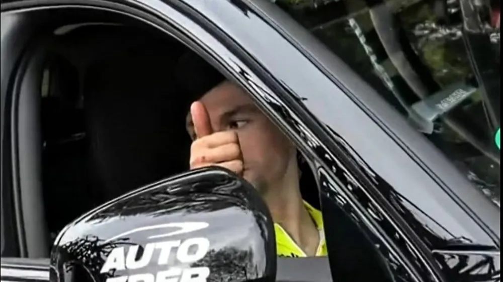 Primož Roglič je po hudem padcu dvignil palec ter nakazal, da se ni huje poškodoval. 