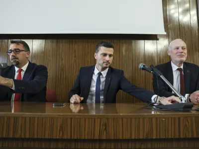 Kandidati za naslednika Tanje Fajon Tadej Beočanin, Jani Prednik in Milan Brglez so se na predkongresnem terenskem srečanju v Ljubljani predstavili članom stranke SD. 