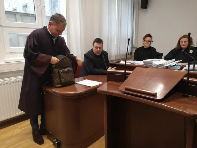 Zvjezdan Radonjić se s pomočjo odvetnika Francija Matoza na celjskem sodišču zagovarja zaradi očitkov obrekovanja in razžalitve. Danes ga ni bilo na sdišče. Foto: Mojca Marot 