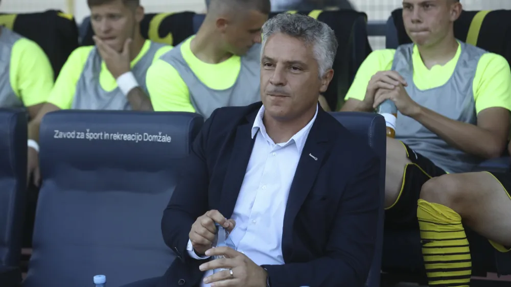 Oliver Bogatinov je še pred tednom dni sedel na klopi Radomelj, danes bo proti svojim nekdanjim delodajalcem debitiral v vlogi trenerja Kopra. Foto: Luka Cjuha