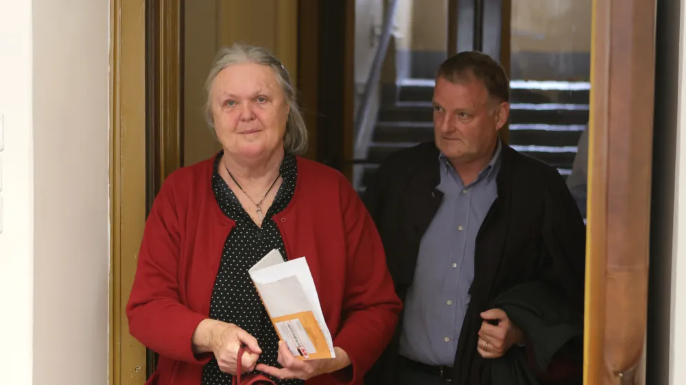 Damjana Paulin očitkov ni priznala, zato jo čaka sojenje. Zastopa jo zagovornik Matjaž Markelj.