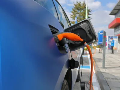 ﻿- električna polnilnica za električno vozilo - - polnilna postaja - električna mobilnost -- 12.10.2016 - Aerodrom Ljubljana - Letališče Jožeta Pučnika Brnik - avtomobilsko postajališče za souporabo električnih vozil Avant2Go - car sharing, e-prevoz na klic - //FOTO: Bojan Velikonja