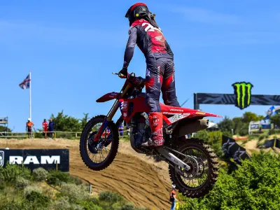 Tim Gajser ni mogel prehiteti velikega rivala.&nbsp;